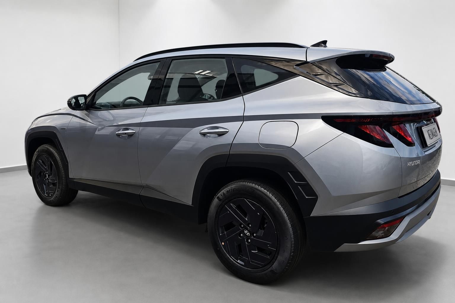 Hyundai Tucson SUV in Silber, Heckansicht seitlich