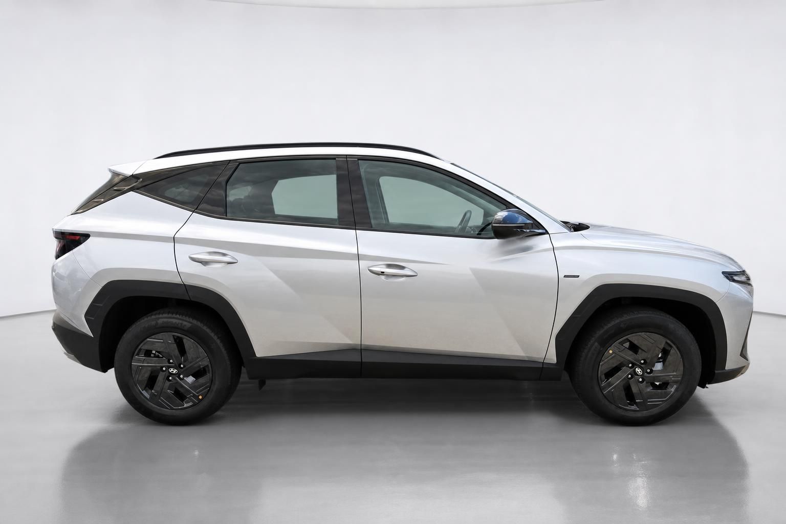 Hyundai Tucson Hybrid in Silber, Seitenansicht im Studio