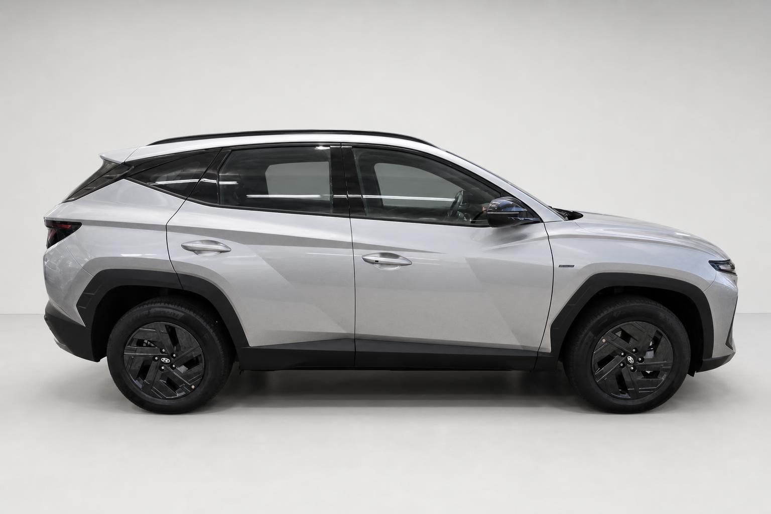 Hyundai Tucson Hybrid in Silber, seitliche Studioaufnahme