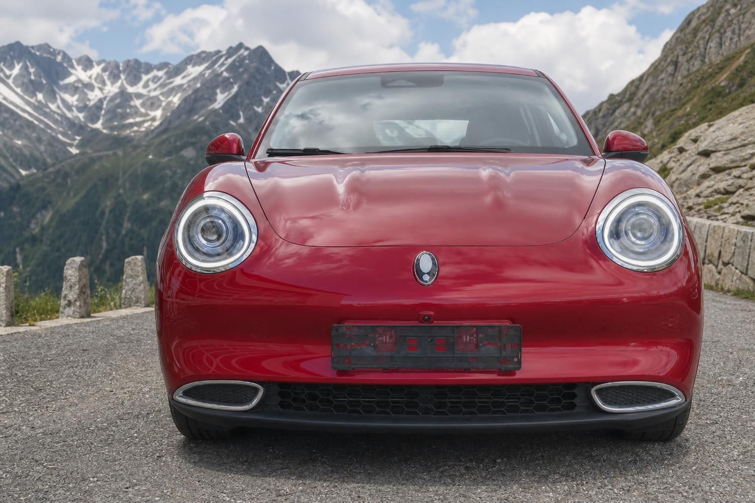 GWM ORA Elektroauto rot Frontalansicht mit Rundscheinwerfern in Berglandschaft