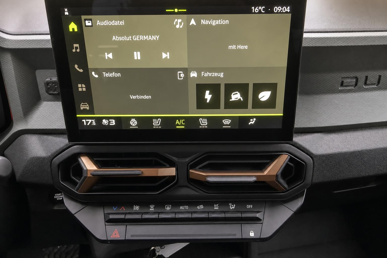 Touchscreen Infotainmentsystem mit Klimabedienung im Cockpit