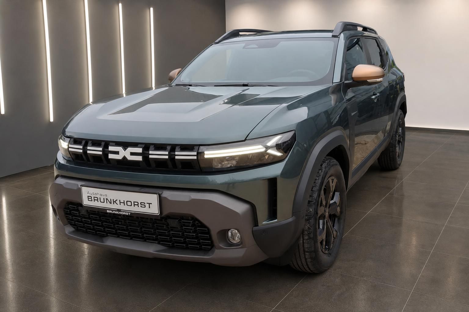 Dacia Duster Hybrid in Grün, Frontansicht schräg im Autohaus Brunkhorst