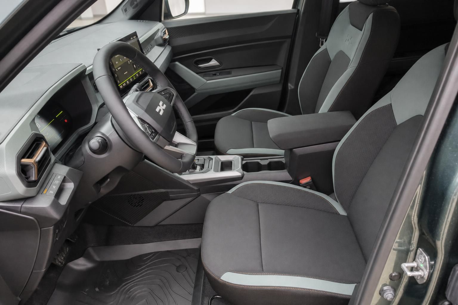 Innenraum mit Vordersitzen und Cockpit im Duster Hybrid