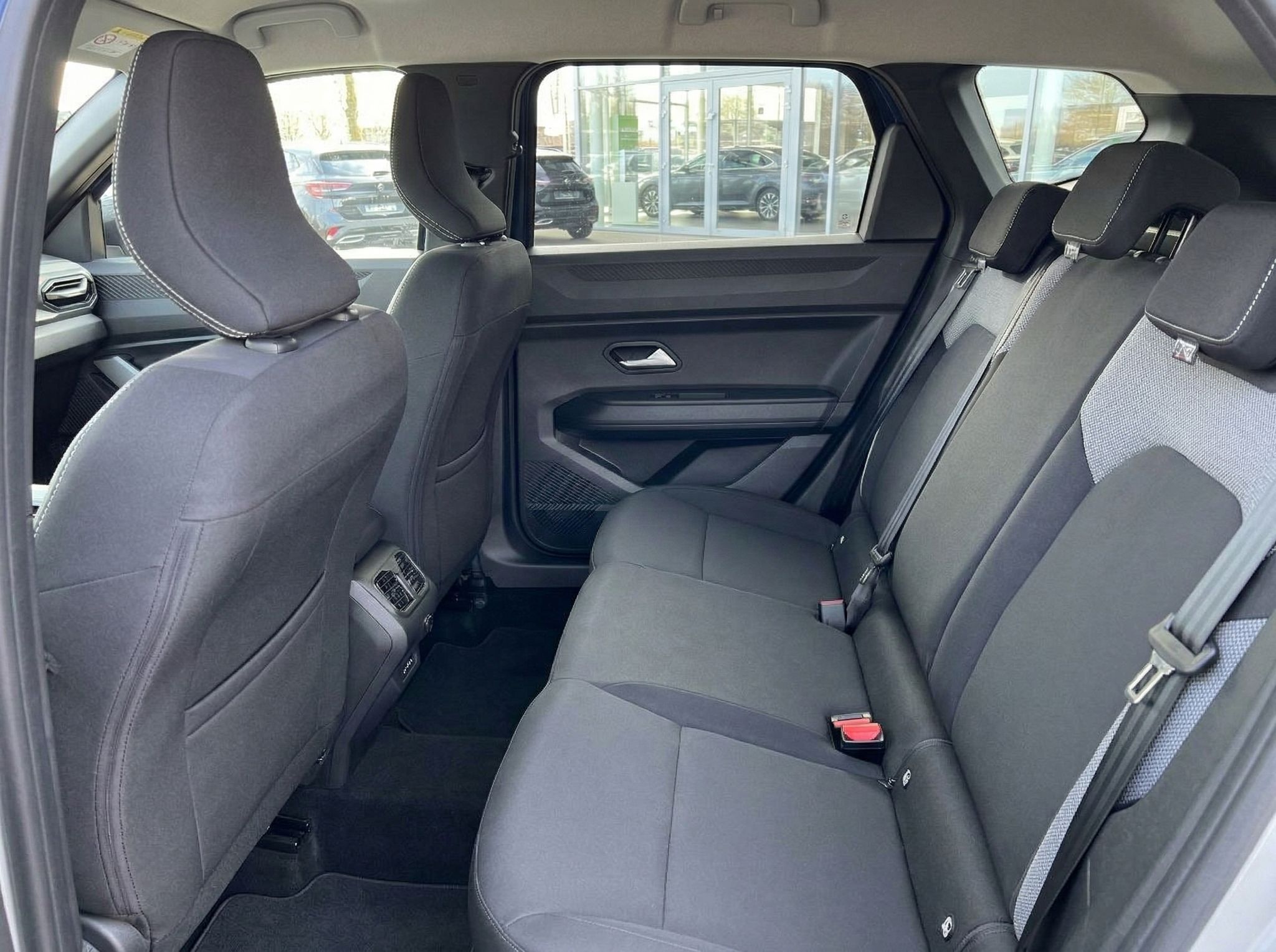 Fahrzeug Rücksitzbank mit grauer Polsterung und Sicherheitsgurten - Fond-Innenansicht