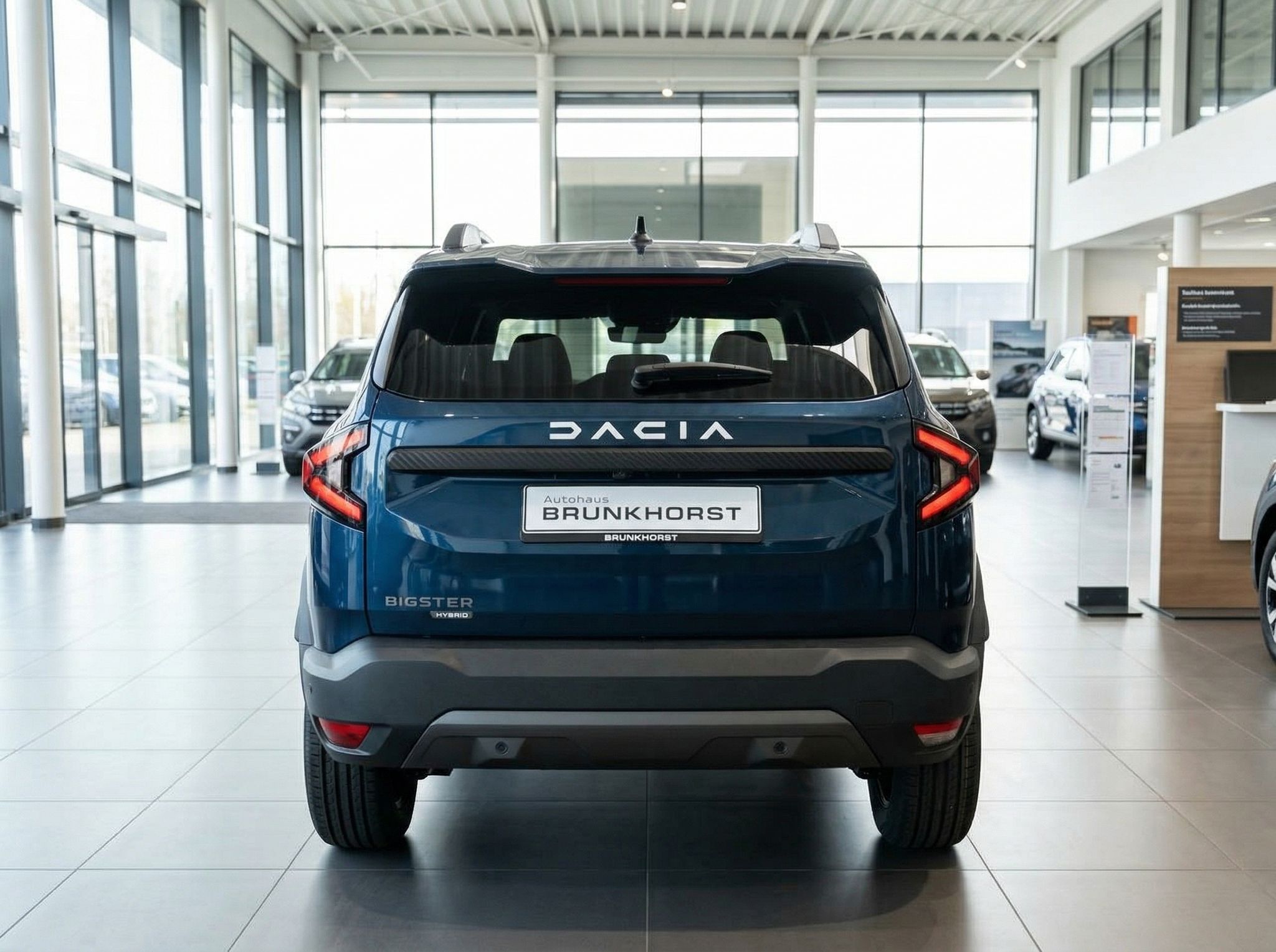 Dacia Bigster Hybrid Heckansicht in blauer Metallic-Lackierung im Autohaus