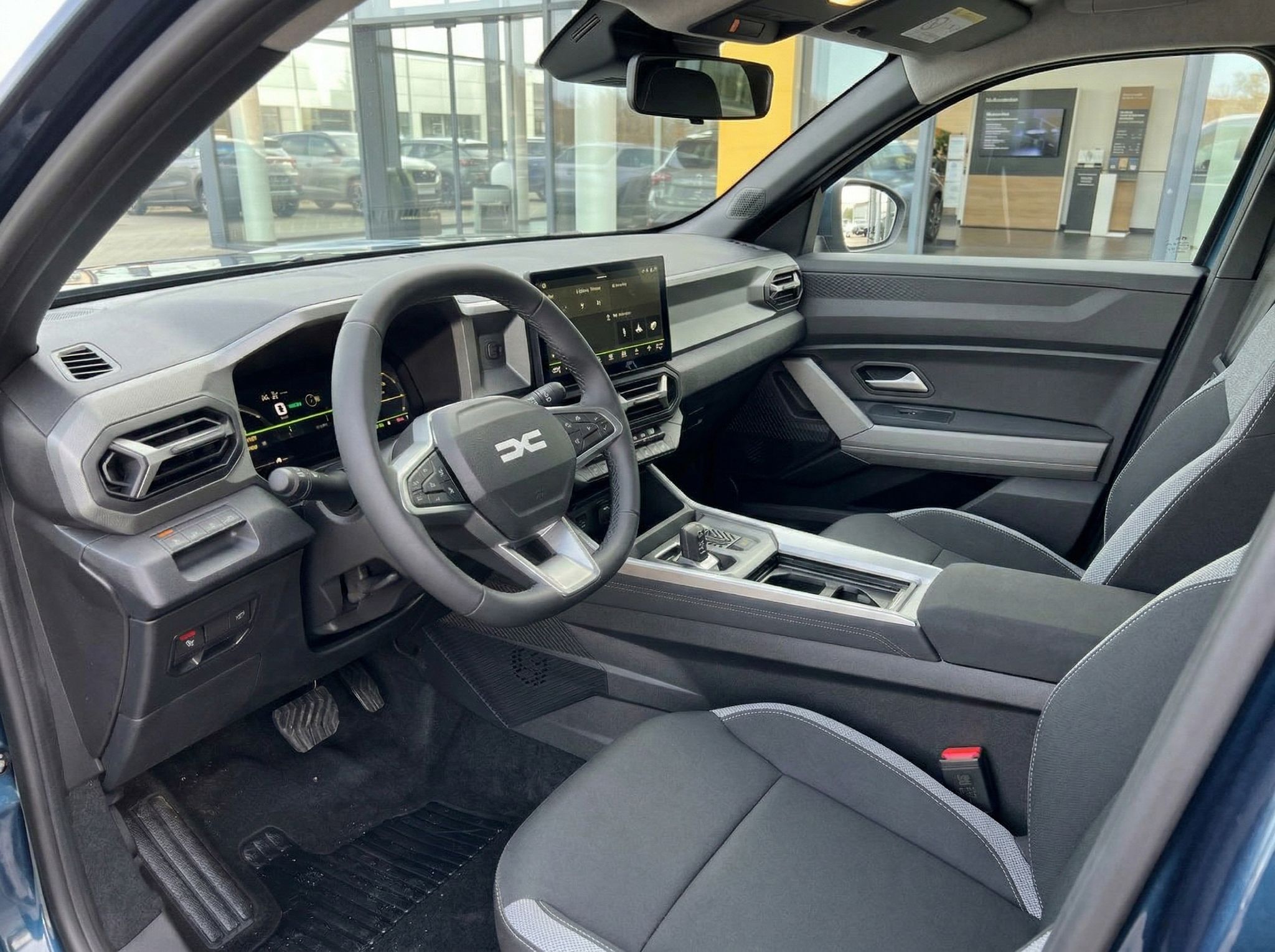 Dacia Innenraum mit modernem Cockpit, Touchscreen-Display und zweifarbigen Sportsitzen