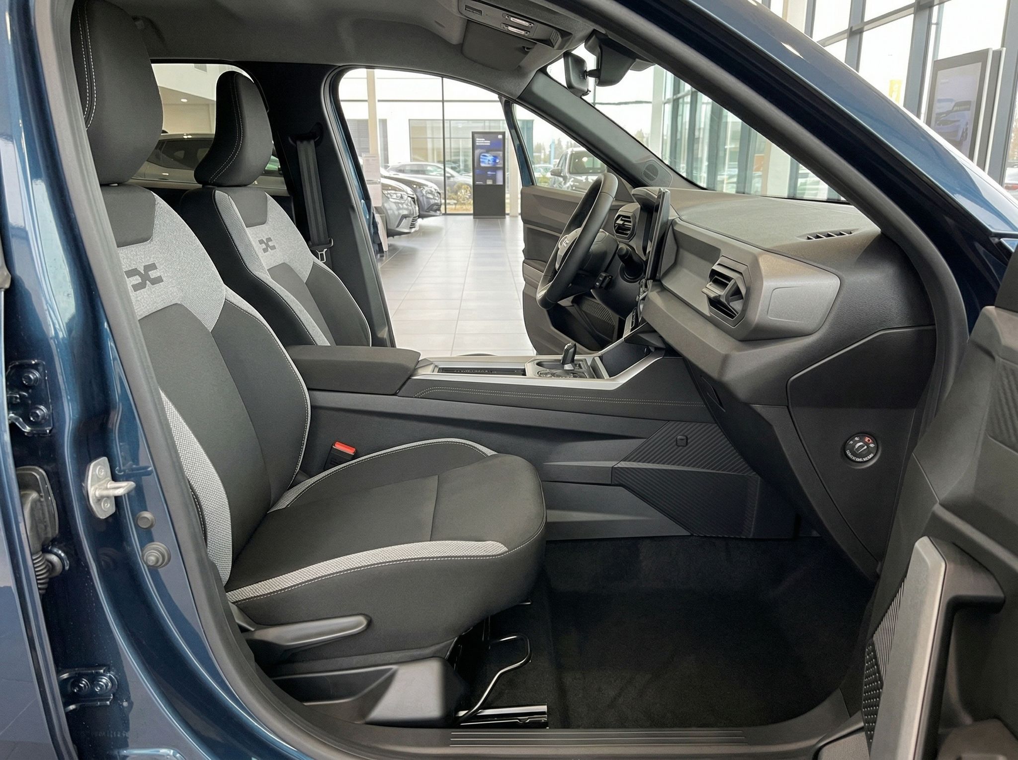 Fahrzeugsitze Innenraum mit grau-weißer Polsterung und Mittelkonsole