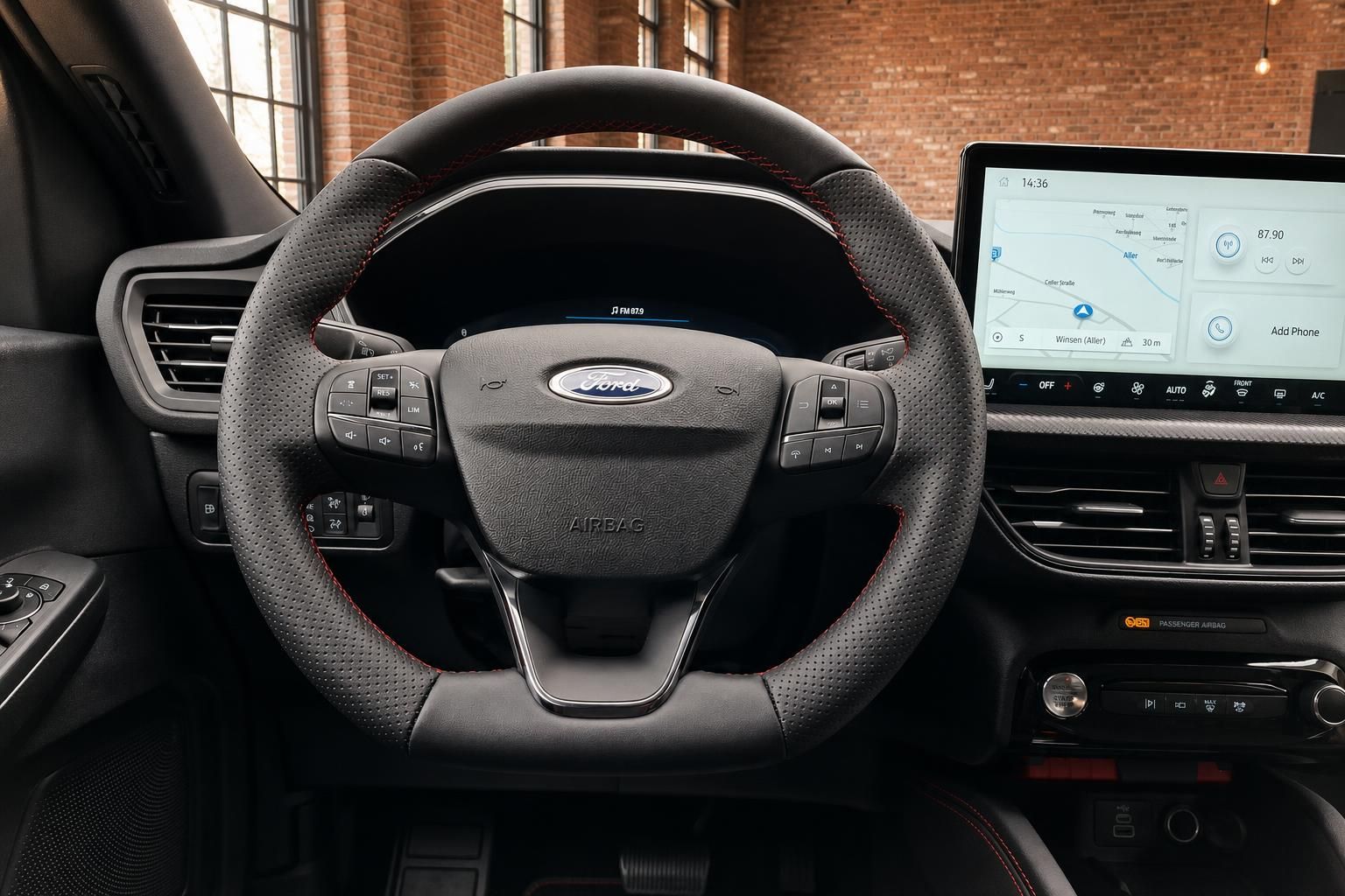 Ford Lenkrad Nahaufnahme mit Bedienelementen und Navigationsdisplay