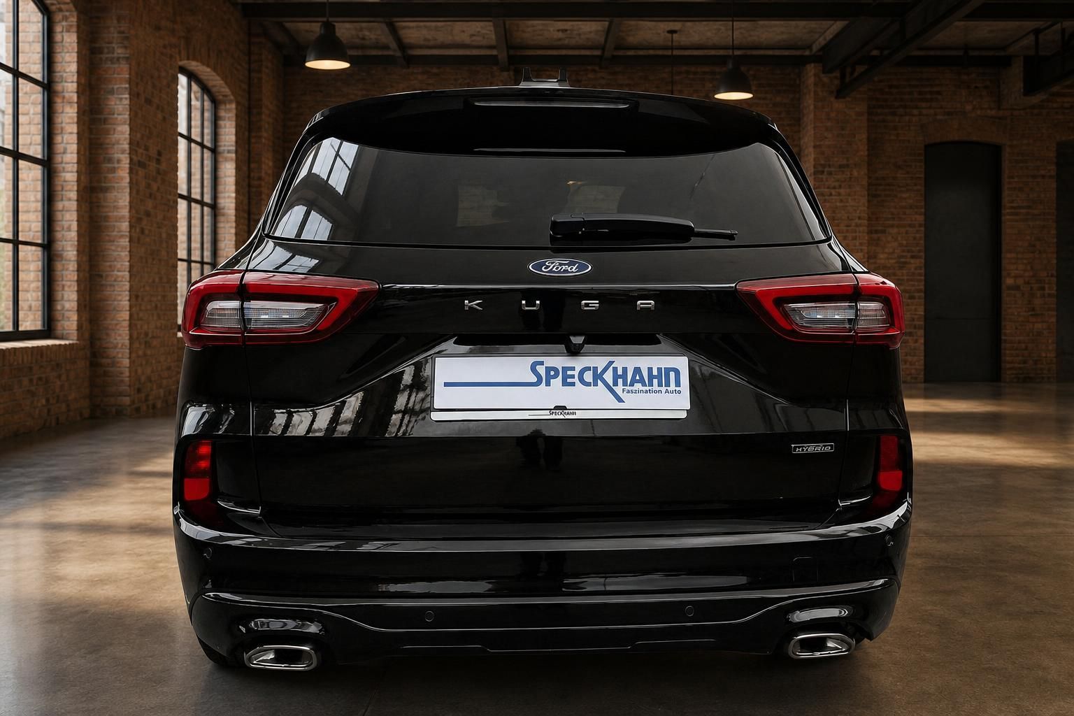 Ford Kuga Hybrid schwarz Heckansicht mit Rückleuchten im Showroom