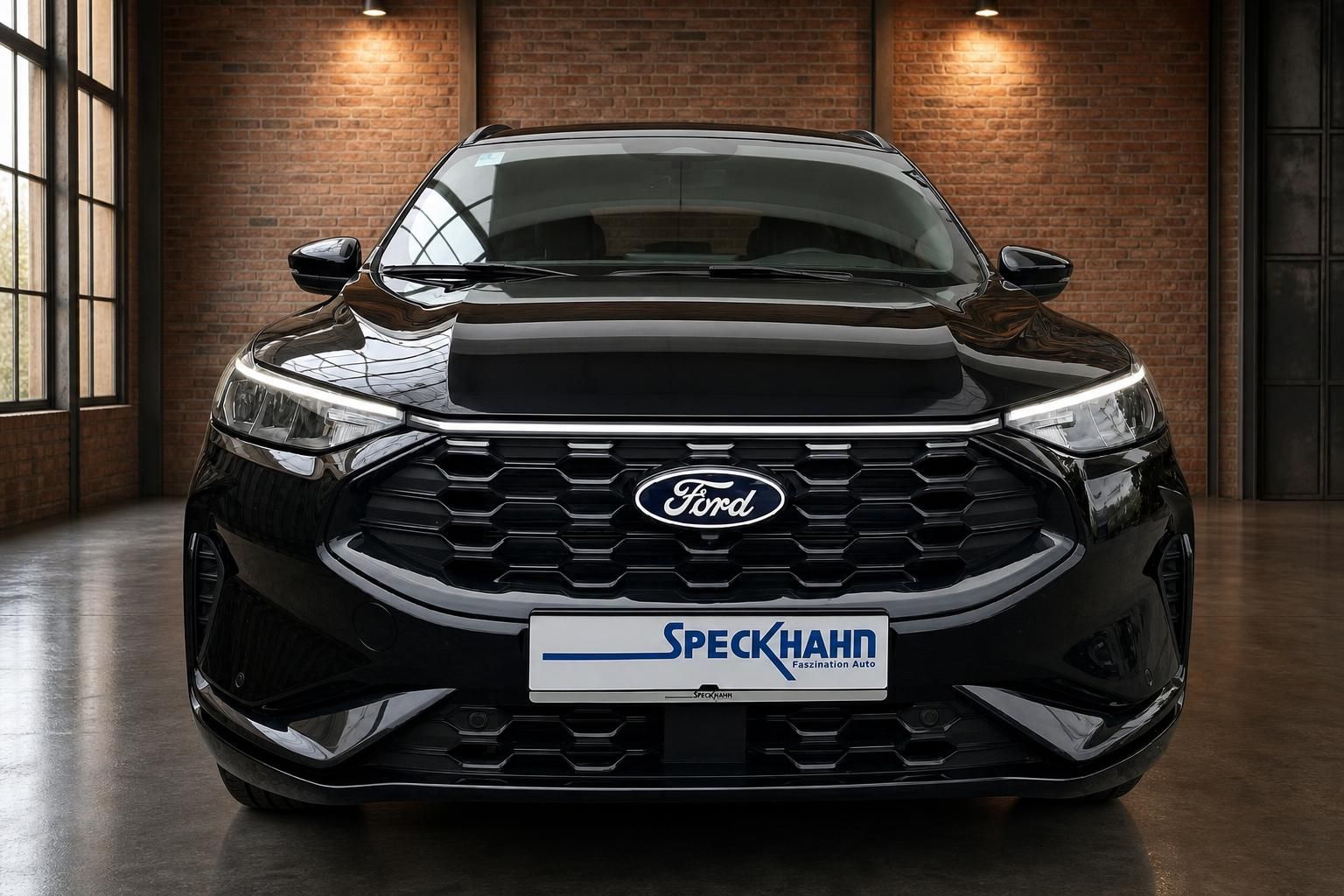 Ford SUV schwarz Frontansicht mit Kühlergrill und Ford Logo in Ausstellungshalle