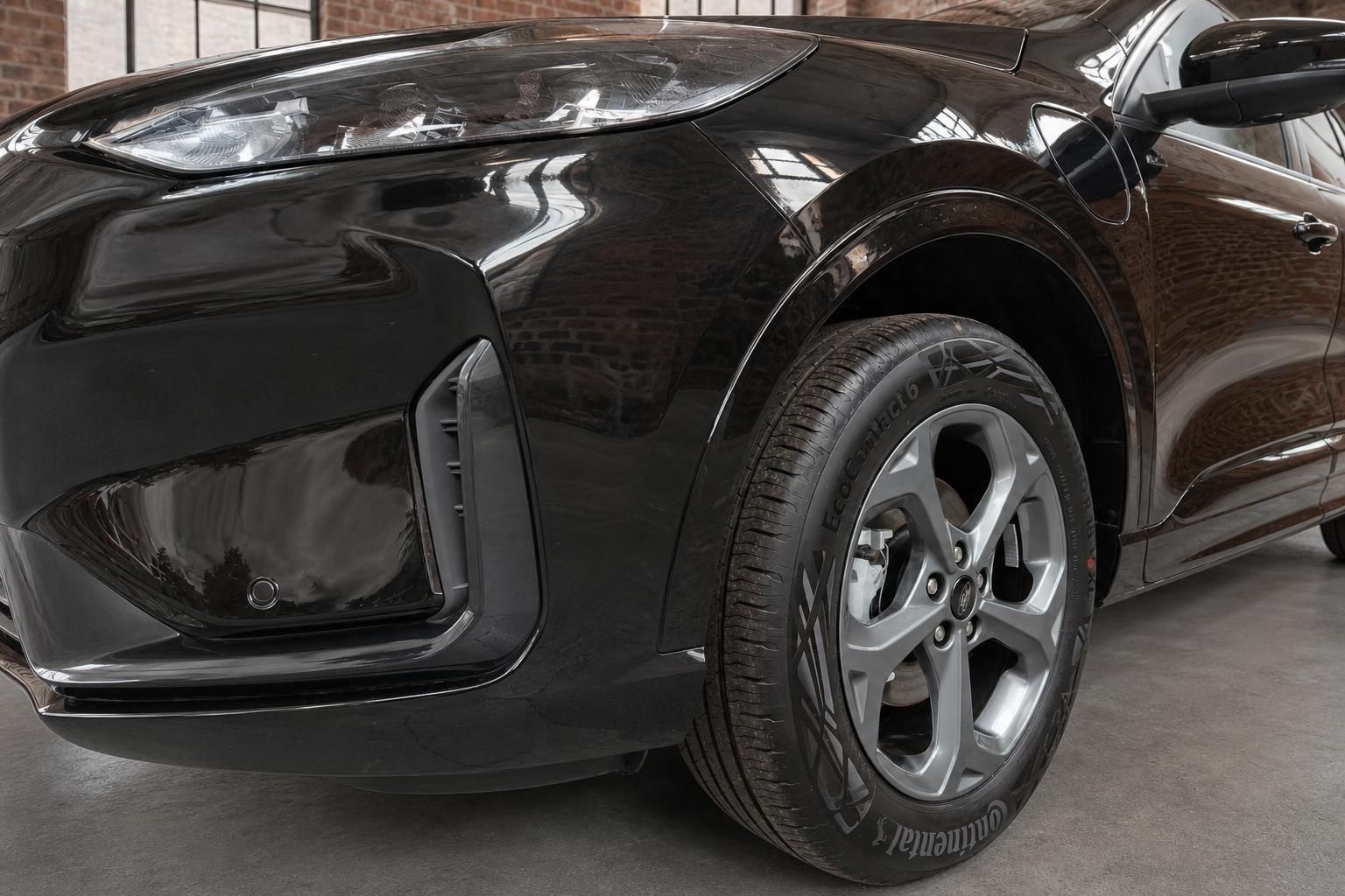 Ford schwarz Detailansicht Frontstoßstange und Leichtmetallfelge mit Continental Reifen