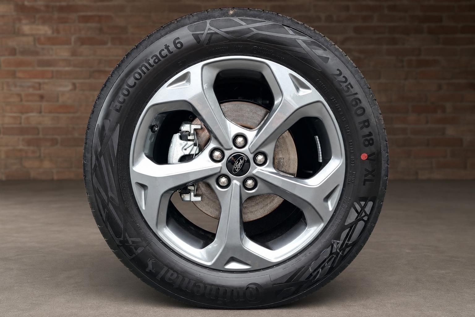Ford Leichtmetallfelge Nahaufnahme mit Continental EcoContact 6 Reifen 225/60 R18