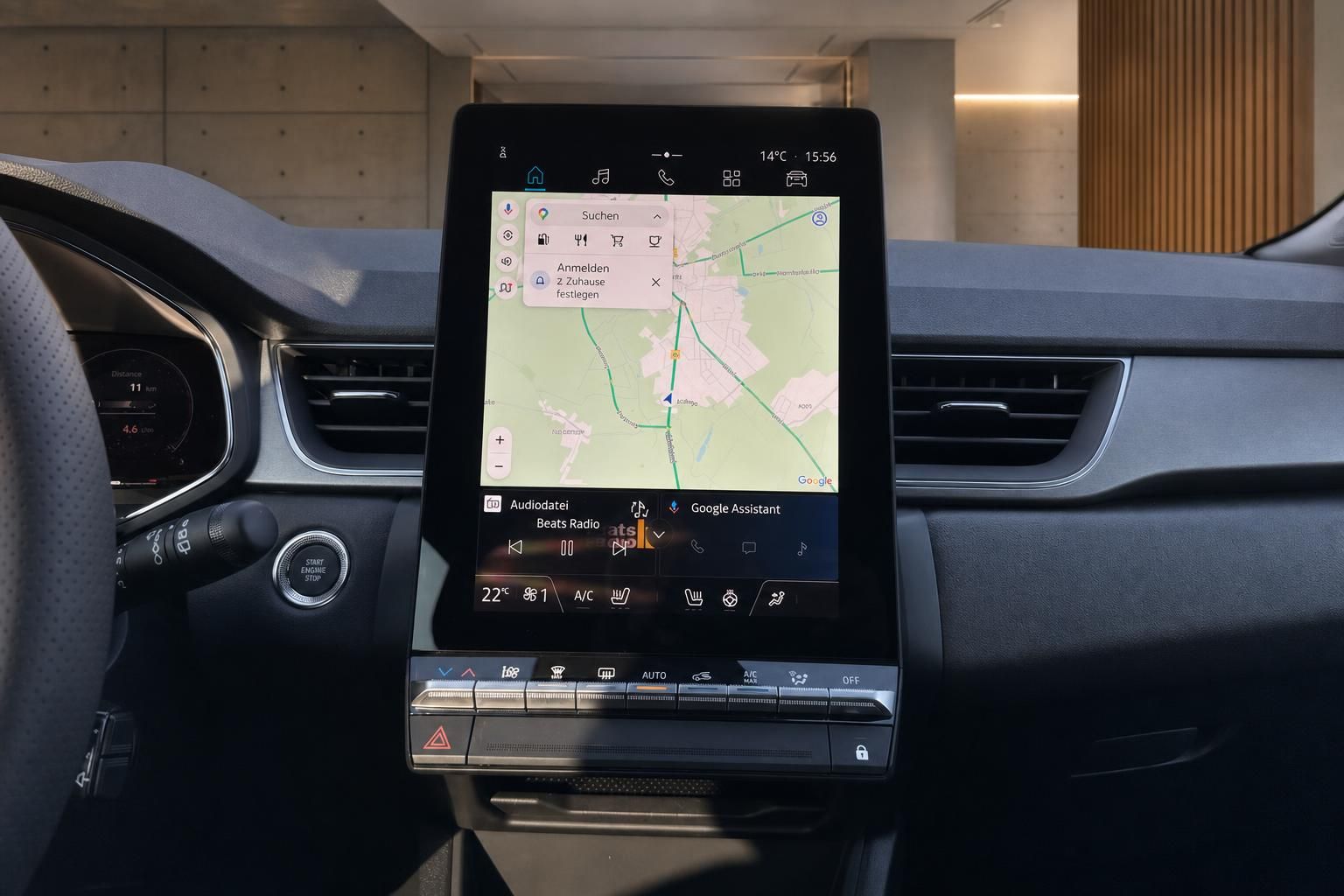 Touchscreen-Infotainmentsystem mit Navigationskarte und Klimasteuerung im Auto-Cockpit