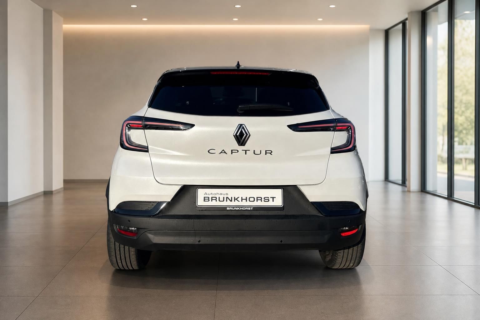 Renault Captur Heckansicht weißes SUV im Autohaus Brunkhorst Showroom