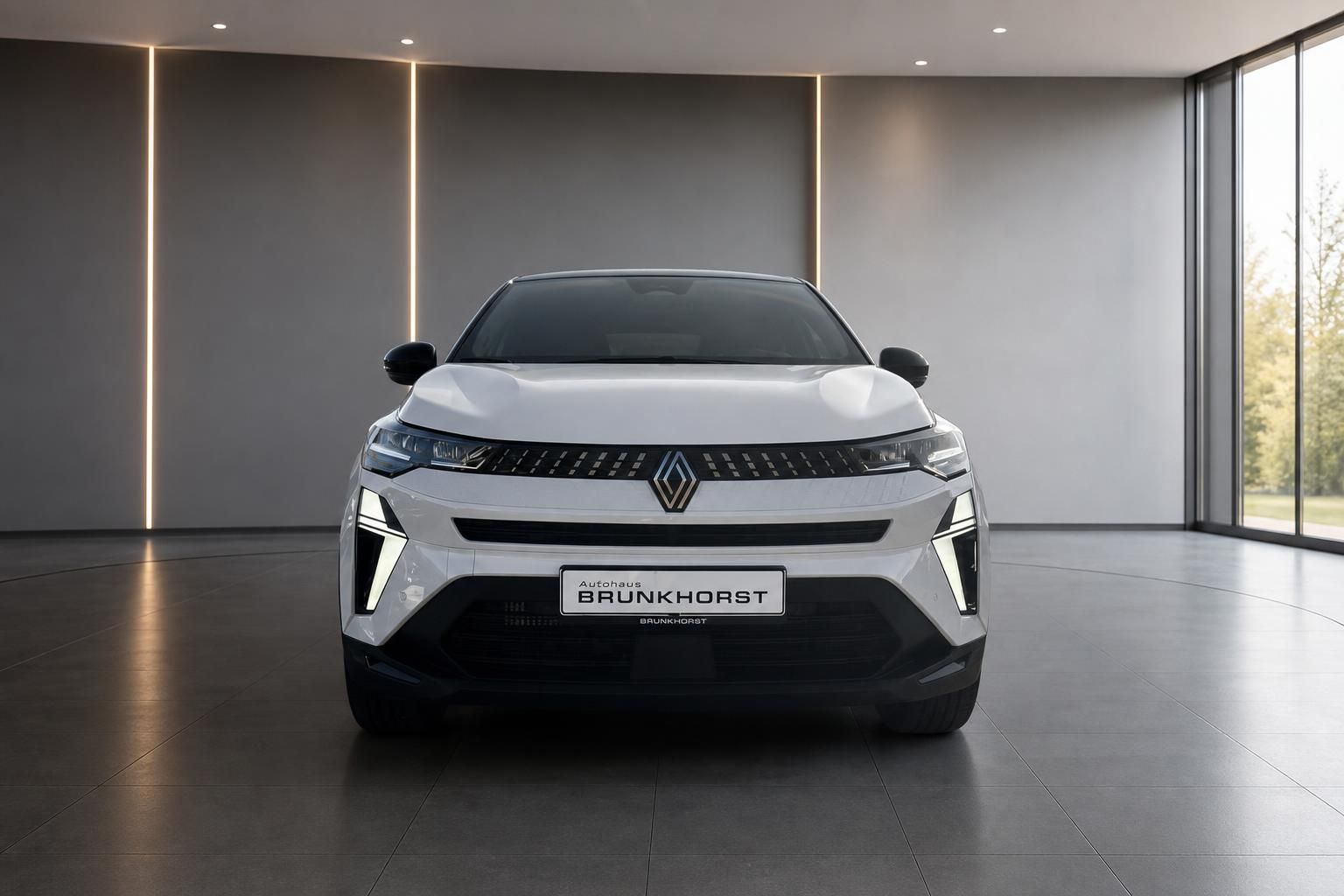 Renault Captur Frontansicht weißes Elektro-SUV mit LED-Scheinwerfern im Autohaus