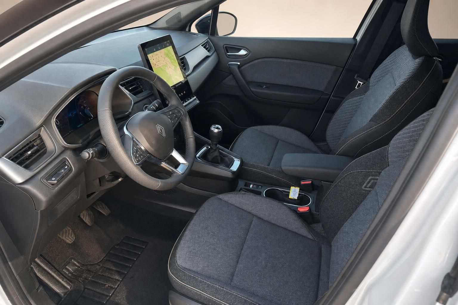 Renault Captur Innenraum schwarze Sitze Lenkrad Touchscreen Navigationssystem