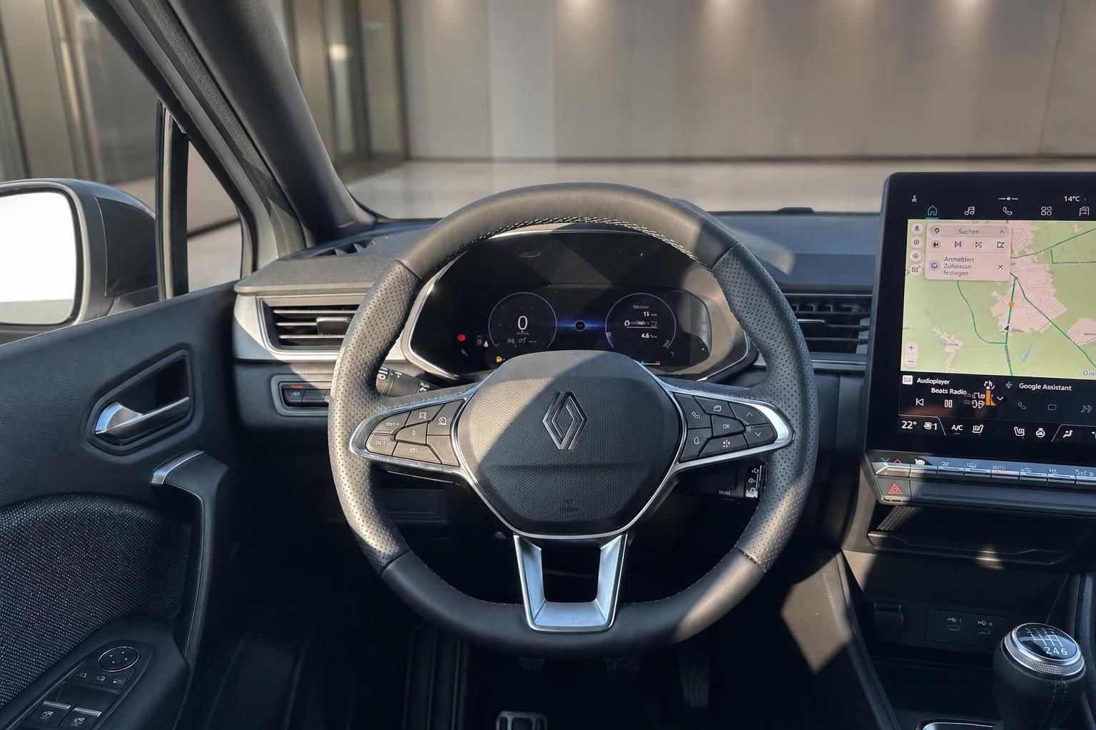 Renault Lenkrad mit digitalem Kombiinstrument und Navigationssystem im Fahrzeug-Cockpit