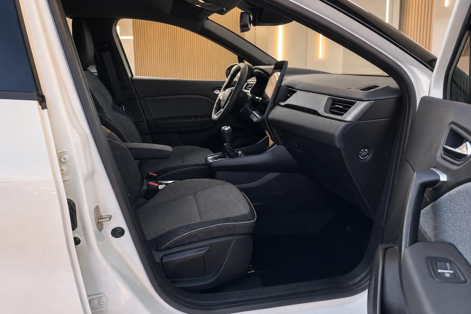 Fahrzeug Innenraum mit schwarzen Sitzen und hellem Armaturenbrett in modernem Design
