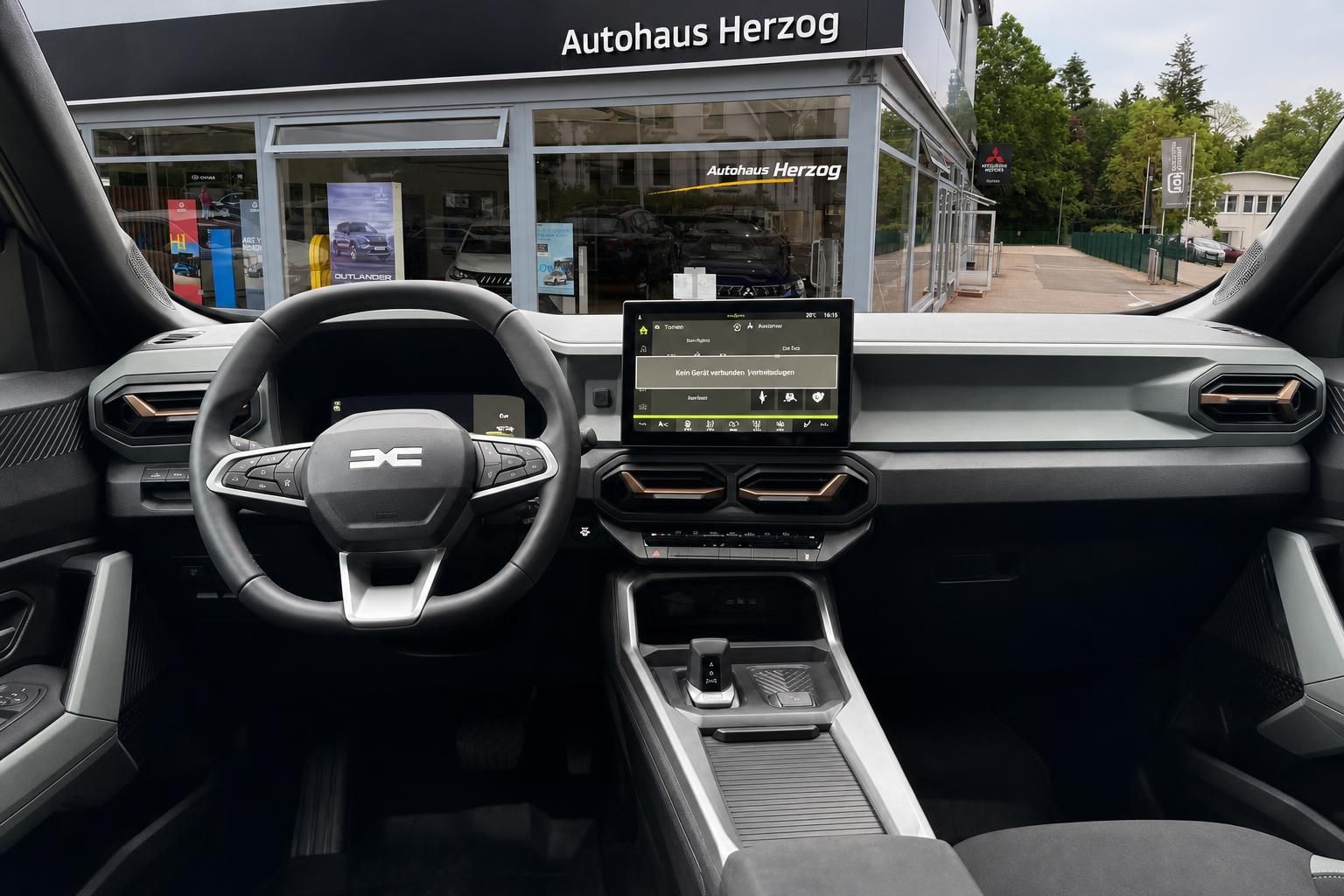 Dacia Bigster Innenraum Cockpit mit Lenkrad und zentralem Touchscreen-Infotainmentsystem