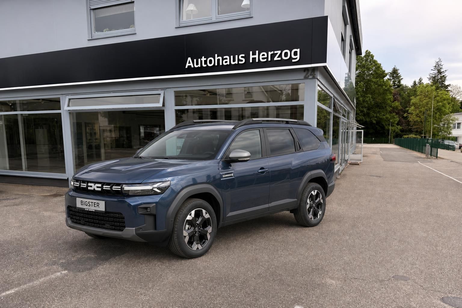 Dacia Bigster blau SUV Außenansicht schräg vorne links beim Autohaus Herzog