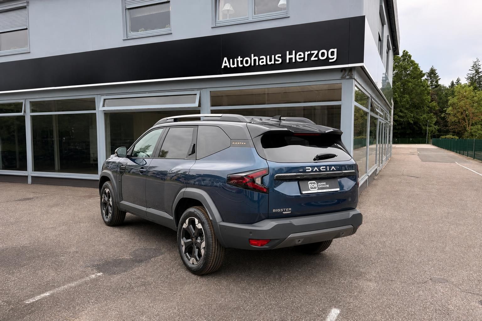 Dacia Bigster blau Heckansicht schräg links vor Autohaus Herzog