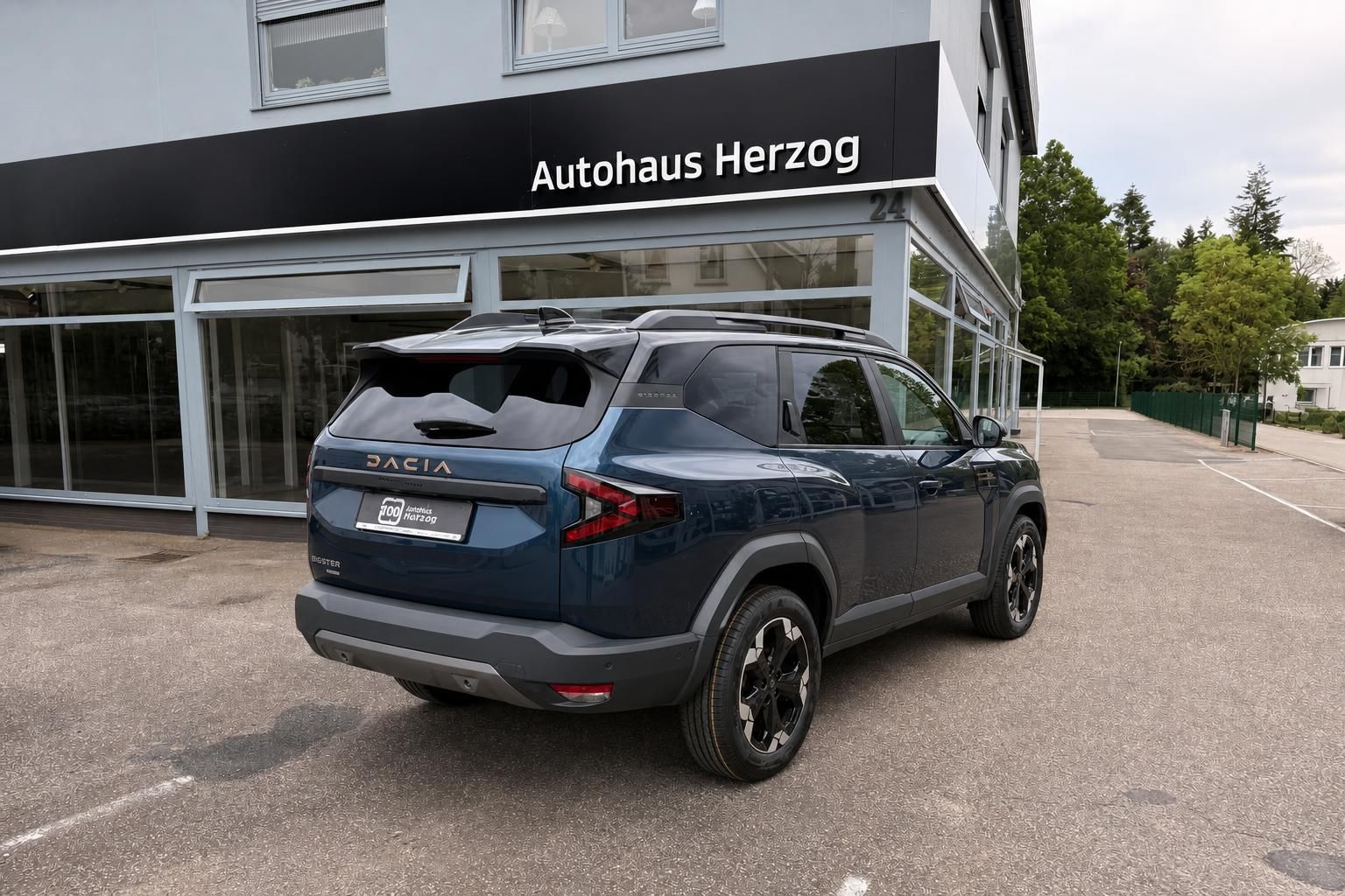 Dacia Bigster blau Heckansicht schräg links vor Autohaus Herzog