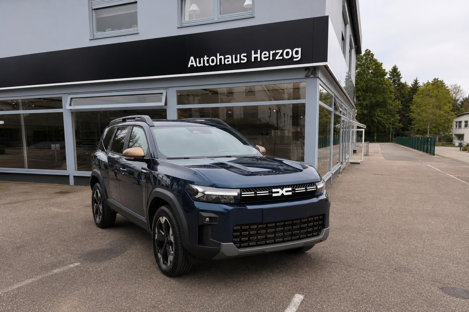 Dacia Jogger blau Frontansicht vor Autohaus Herzog – moderner 7-Sitzer SUV mit LED-Tagfahrlicht