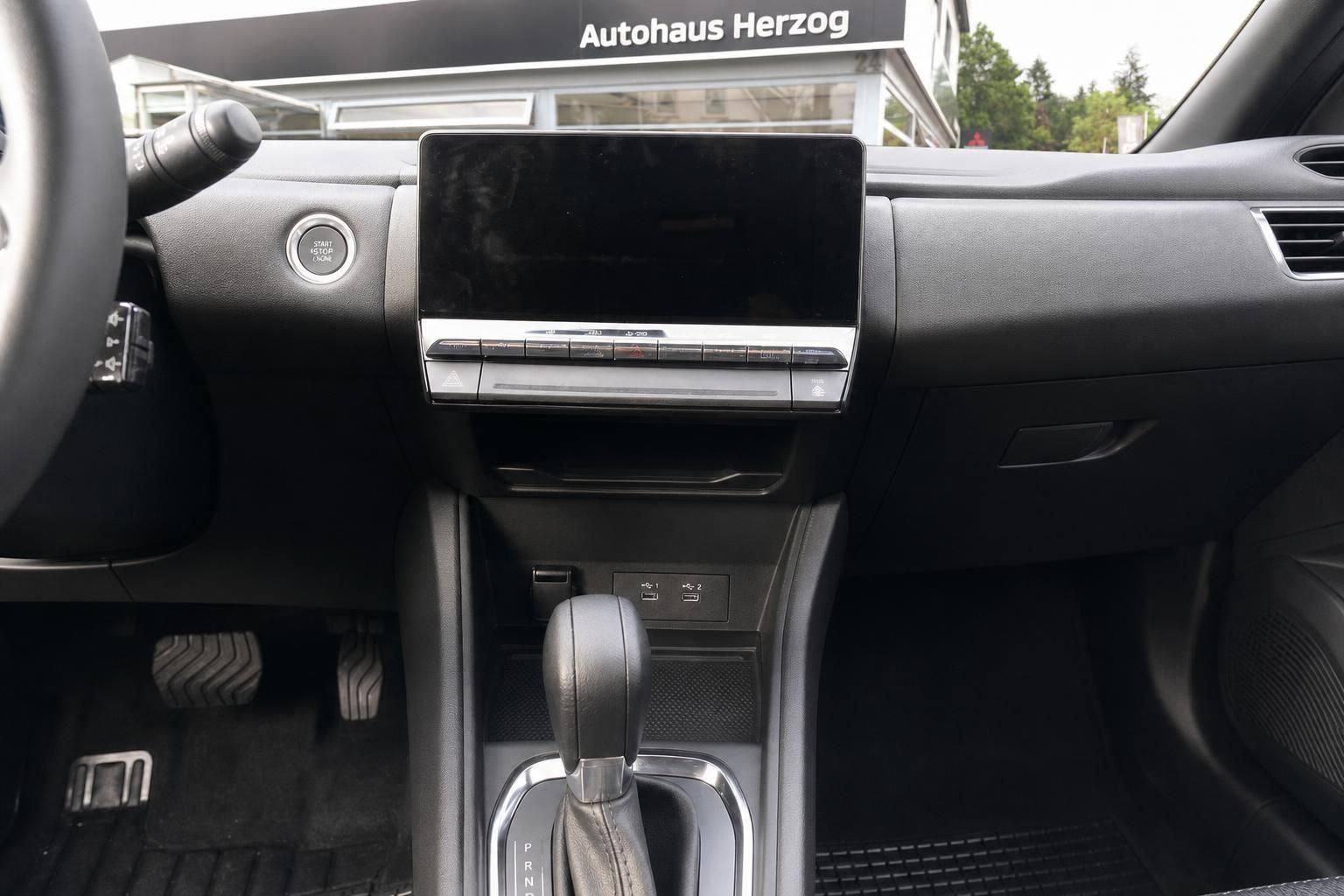 Armaturenbrett mit Touchscreen-Display, Automatikschaltung und Mittelkonsole