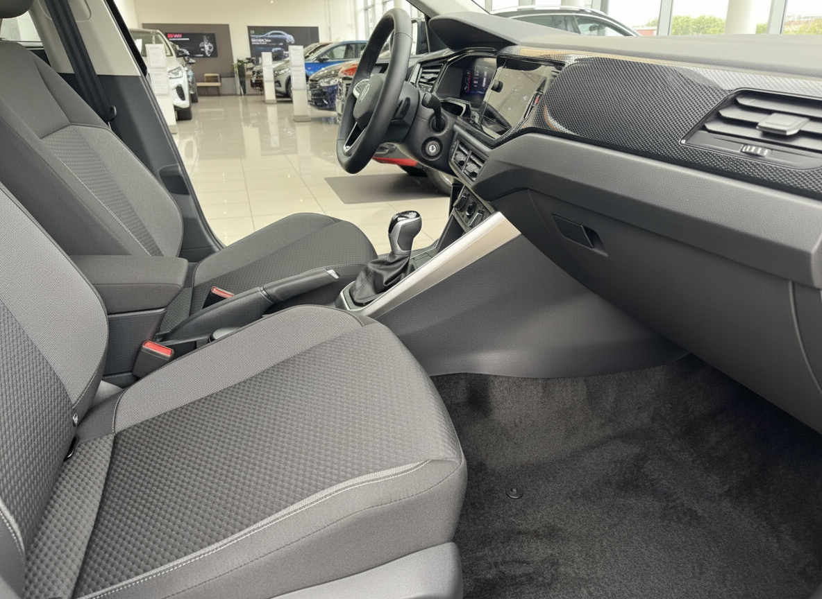 Volkswagen Polo Innenraum – Fahrersitz, Mittelkonsole mit Schaltgetriebe und digitales Cockpit