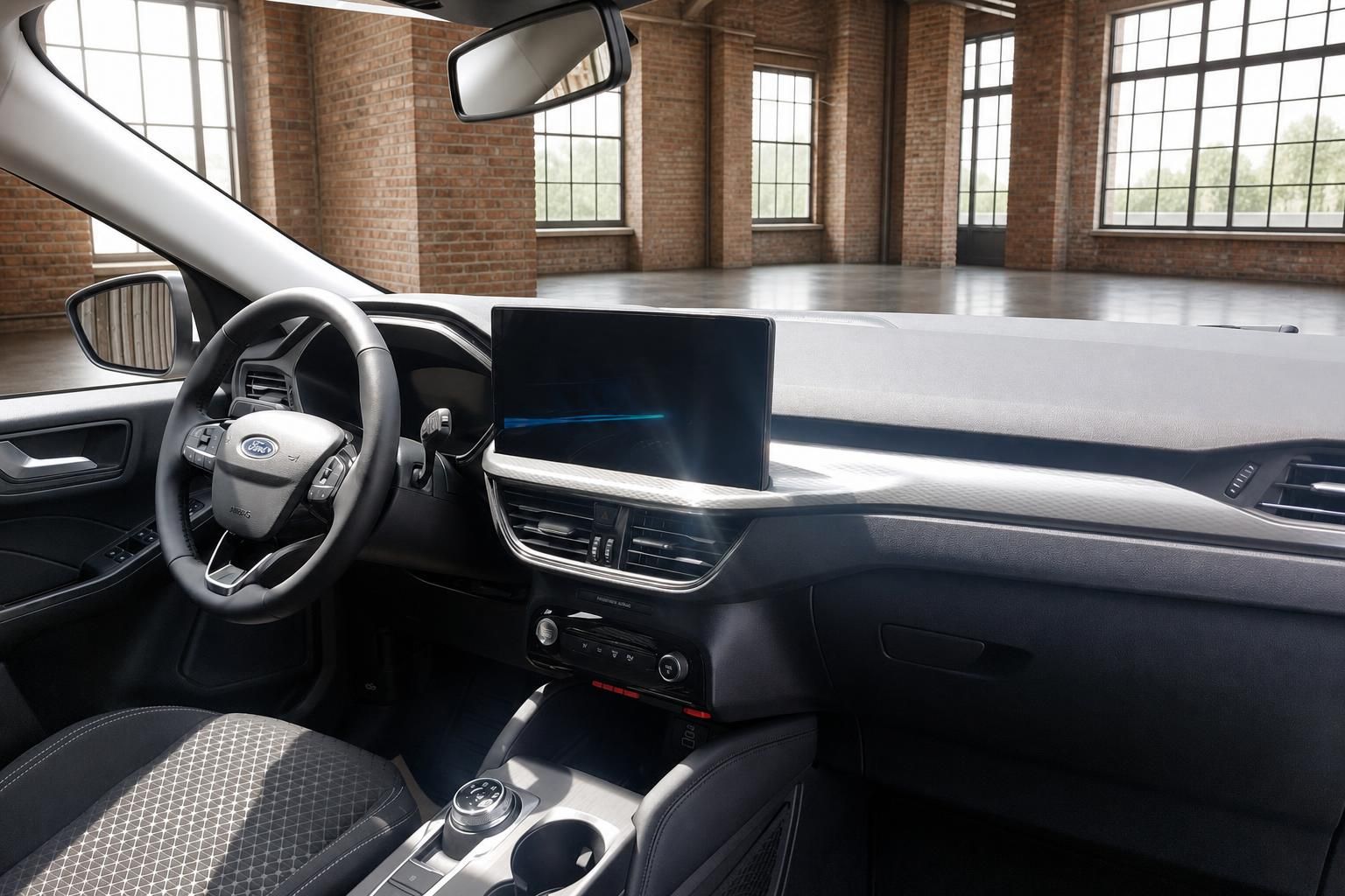 Ford Innenraum mit Lenkrad, großem Touchscreen und hellem Armaturenbrett von der Beifahrerseite