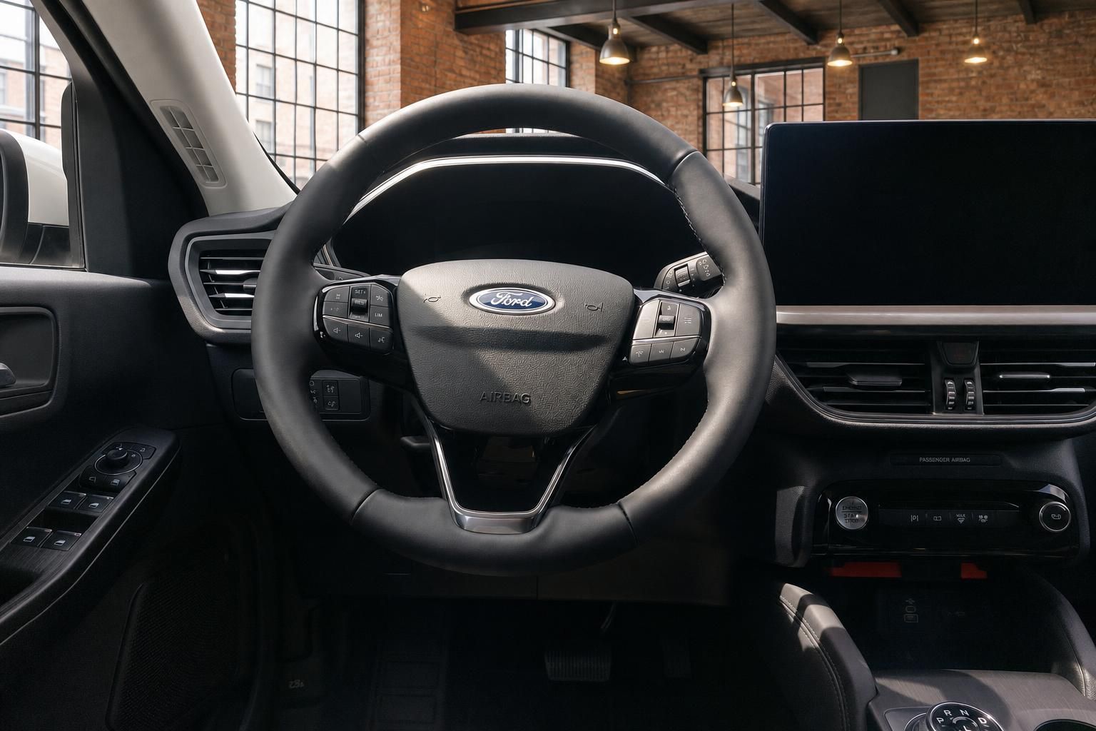 Ford Lenkrad mit Multifunktionstasten, Ford-Logo und Touchscreen im Hintergrund