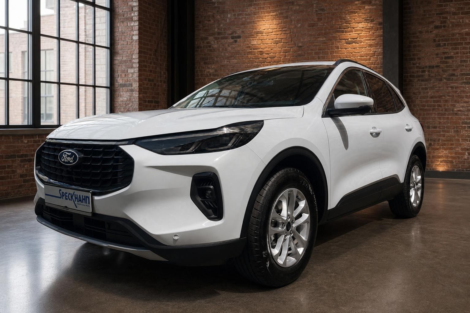 Ford Kuga weiss Frontansicht schräg – SUV mit LED-Scheinwerfern und Speckhahn Kennzeichenhalter