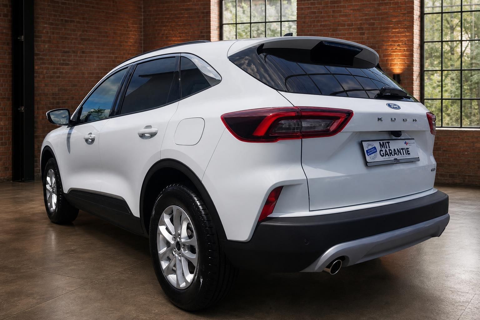 Ford Kuga weiss Heckansicht schräg rechts – SUV mit LED-Rückleuchten und MIT GARANTIE Kennzeichen