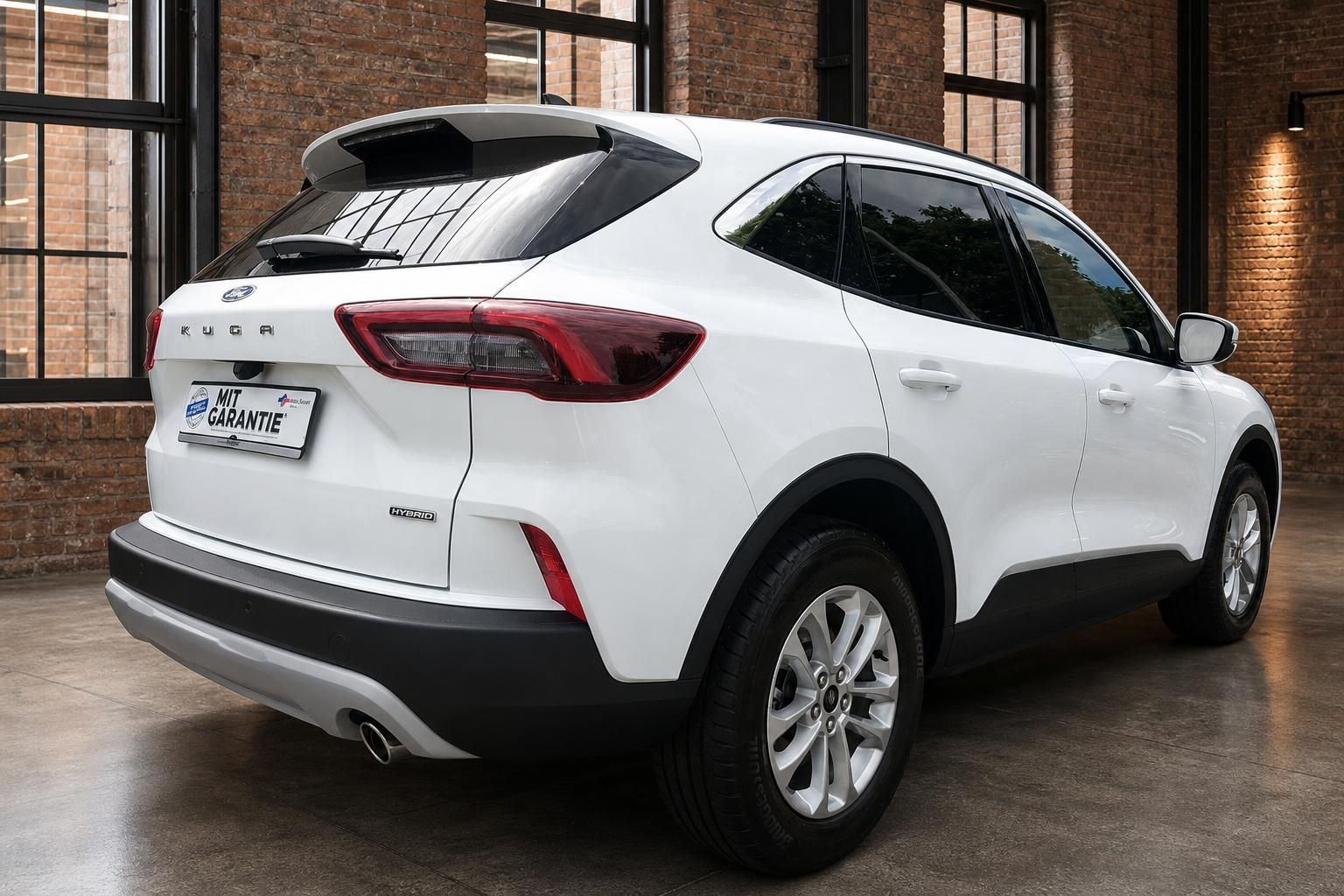 Ford Kuga Hybrid weiss Heckansicht schräg links – SUV mit KUGA-Schriftzug und Hybrid-Emblem