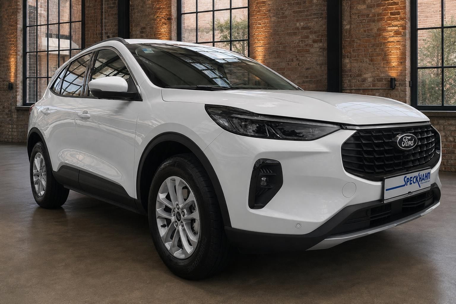 Ford Kuga weiss Frontansicht schräg – kompakter SUV mit schwarzem Kühlergrill im Industrieambiente