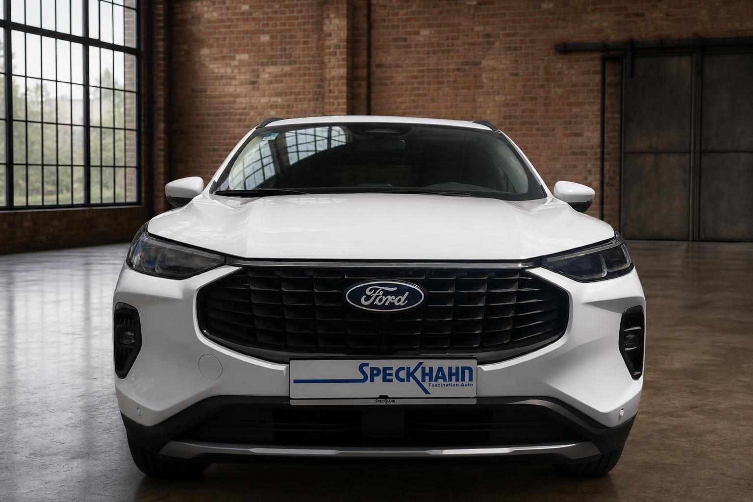 Ford Kuga weißer SUV Frontansicht mit Kühlergrill und Ford-Logo beim Händler Speckhahn