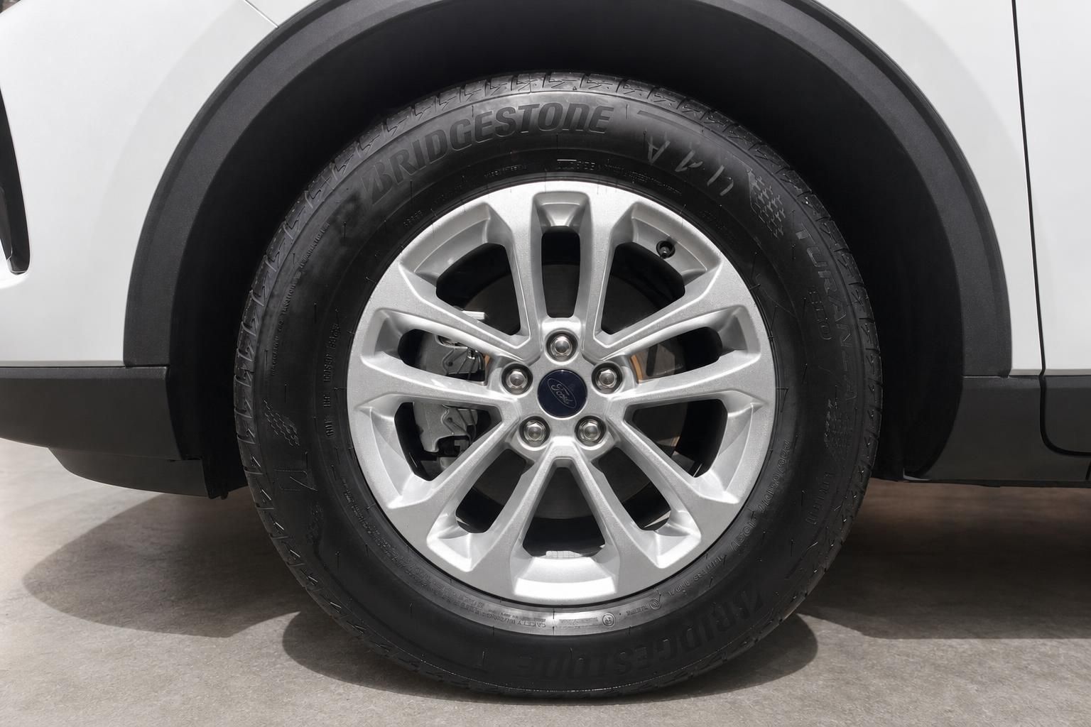 Ford Kuga Alufelge silber mit Bridgestone-Reifen Detailansicht Rad und Bremse