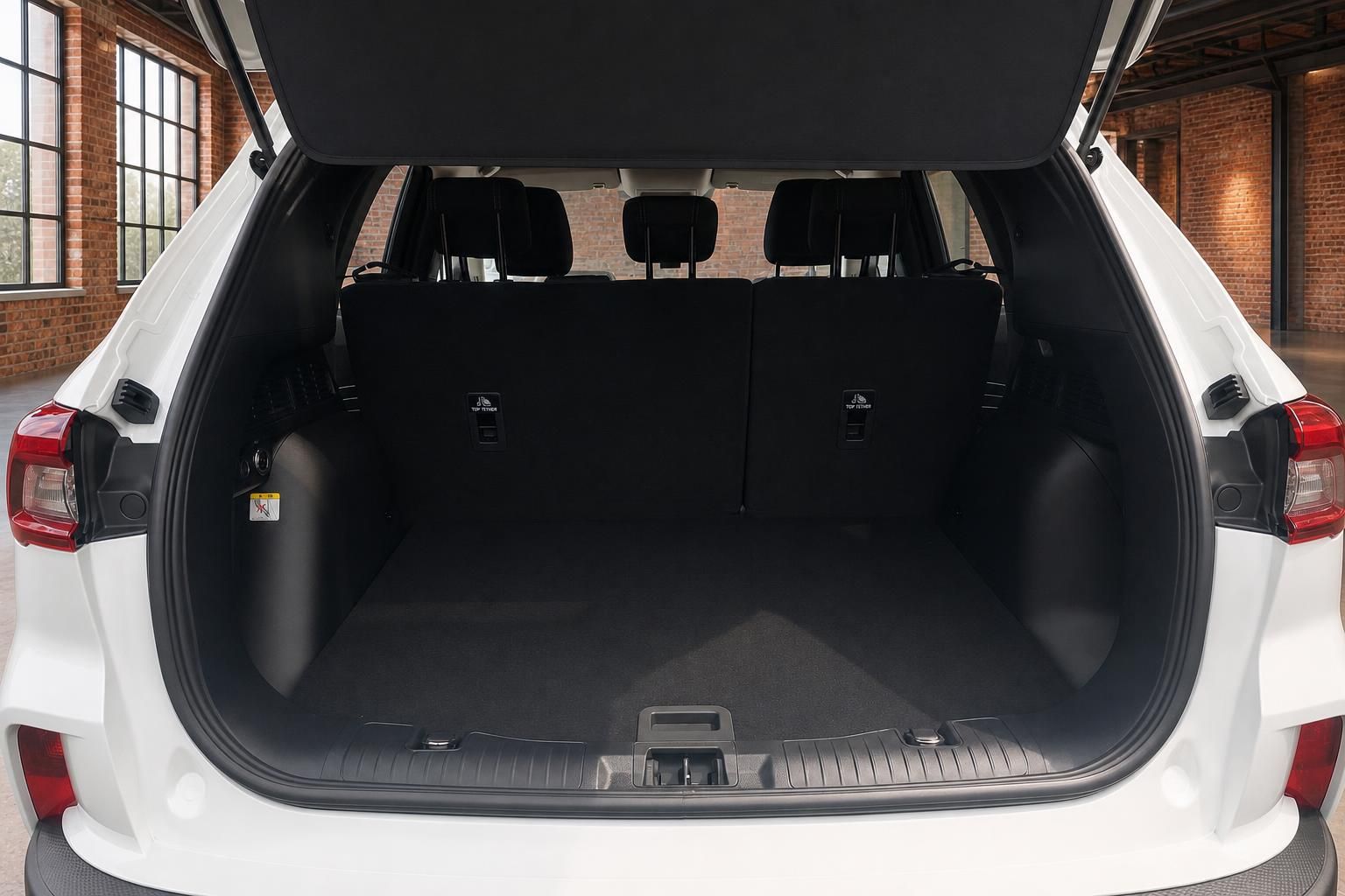 Ford Kuga weißer SUV geöffneter Kofferraum mit großem Laderaum und umgeklappten Rücksitzen