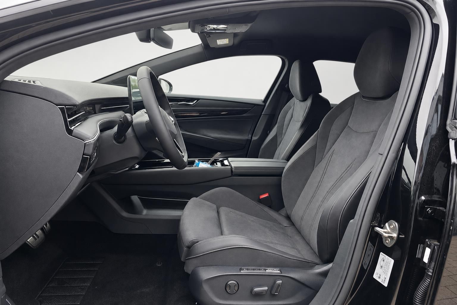 VW ID.7 Tourer Innenraum Vordersitze schwarz Fahrerseite