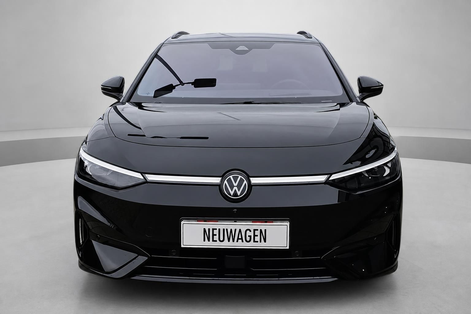 VW ID.7 Tourer schwarz Frontansicht mit Neuwagen-Kennzeichen