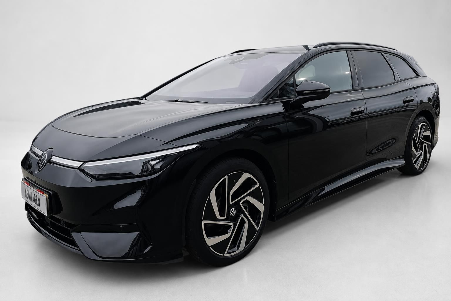VW ID.7 Tourer schwarz Elektro-Kombi Frontansicht schraeg im Studio