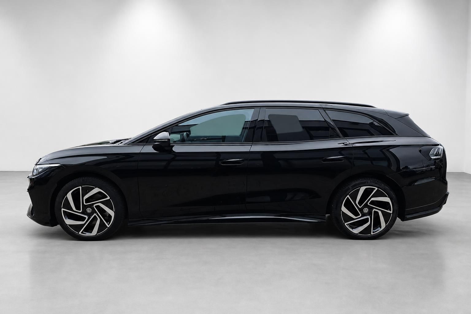 VW ID.7 Tourer schwarz Elektro-Kombi Seitenansicht komplett