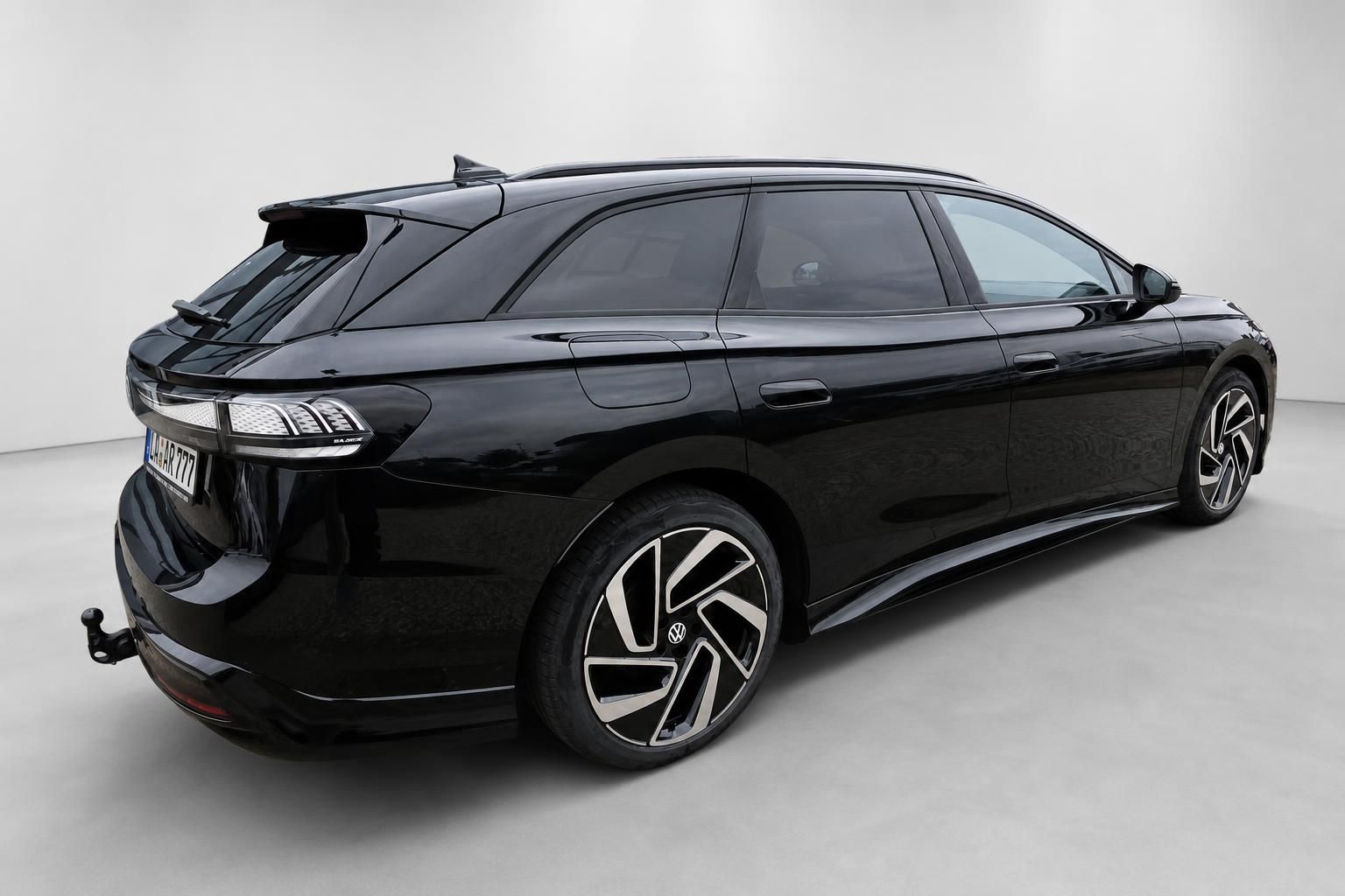 VW ID.7 Tourer schwarz Heckansicht mit Anhaengerkupplung