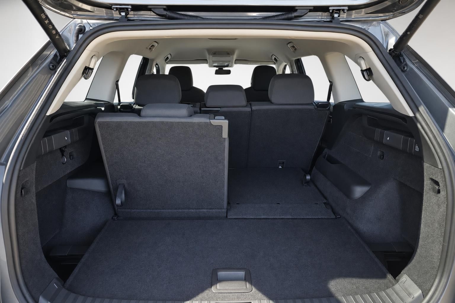 Kofferraum eines SUV mit umgeklappten Rücksitzen und viel Ladefläche