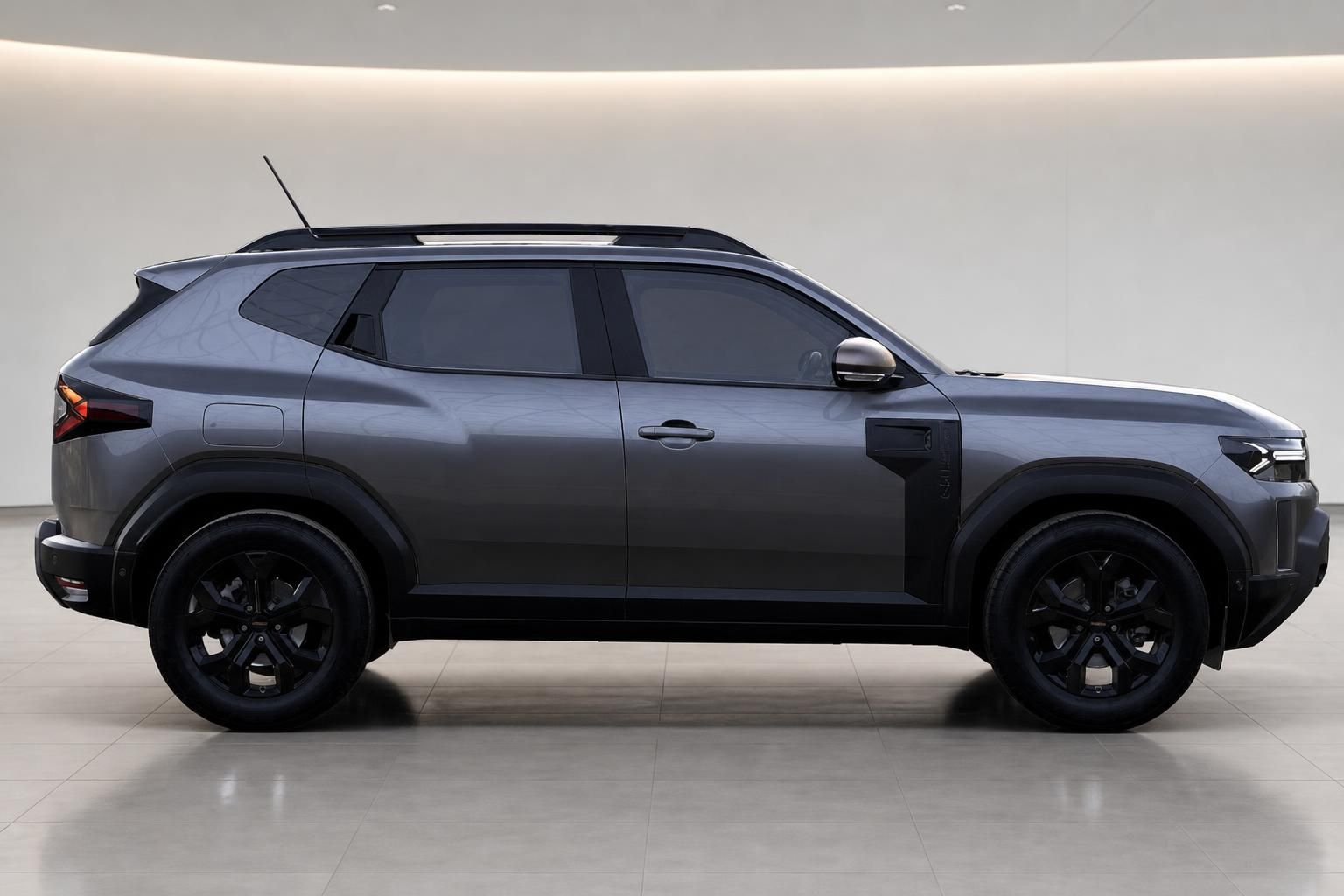 Dacia Duster SUV in grau metallic - Seitenansicht mit schwarzen Felgen und Panoramadach