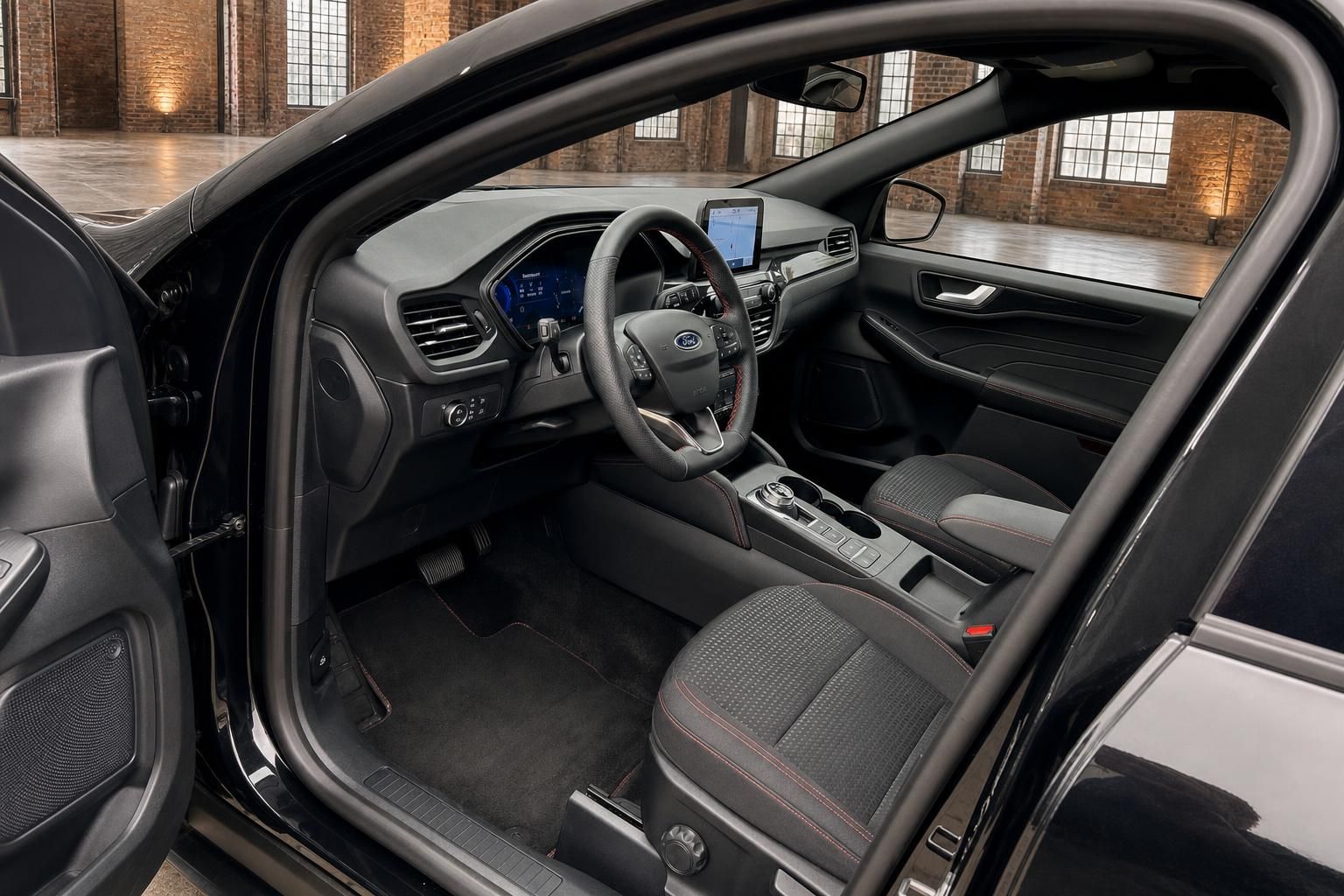 Ford Kuga Innenraum mit Cockpit und Lederlenkrad Ansicht