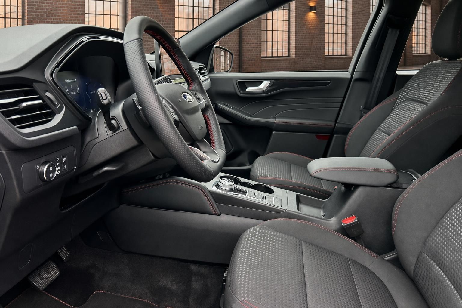 Ford Innenraum Vordersitze und Cockpit mit roten Ziernähten