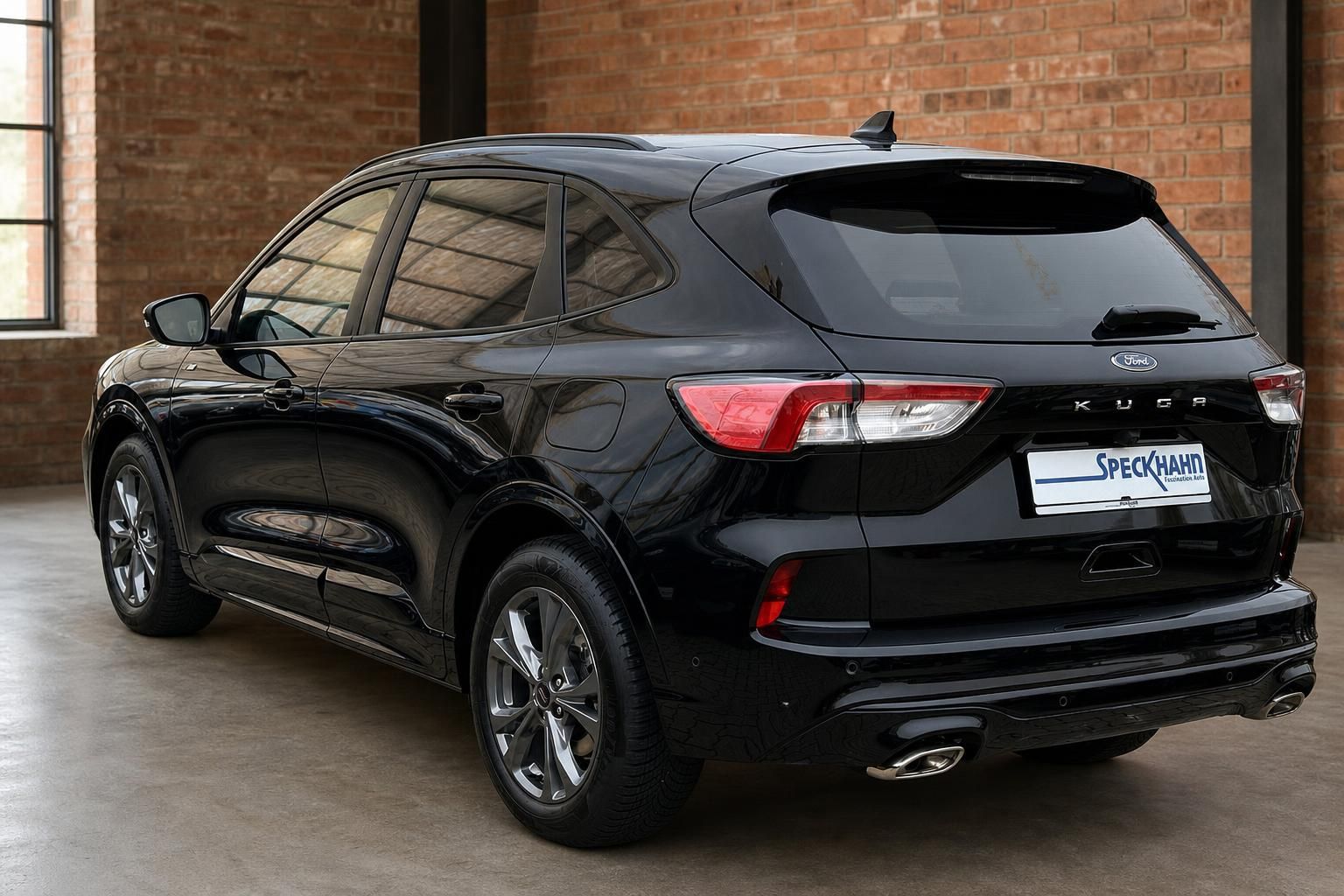 Ford Kuga schwarz Heck-Seitenansicht in stilvoller Industriehalle