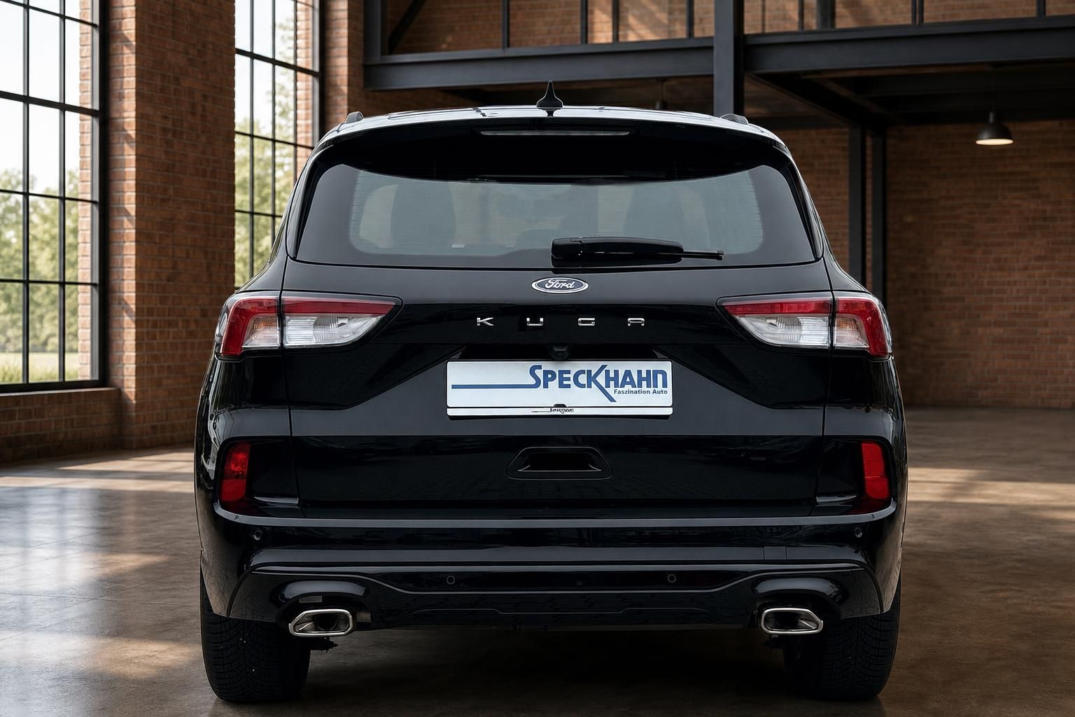 Ford Kuga schwarz Heckansicht mit Doppelendrohr in Industriehalle