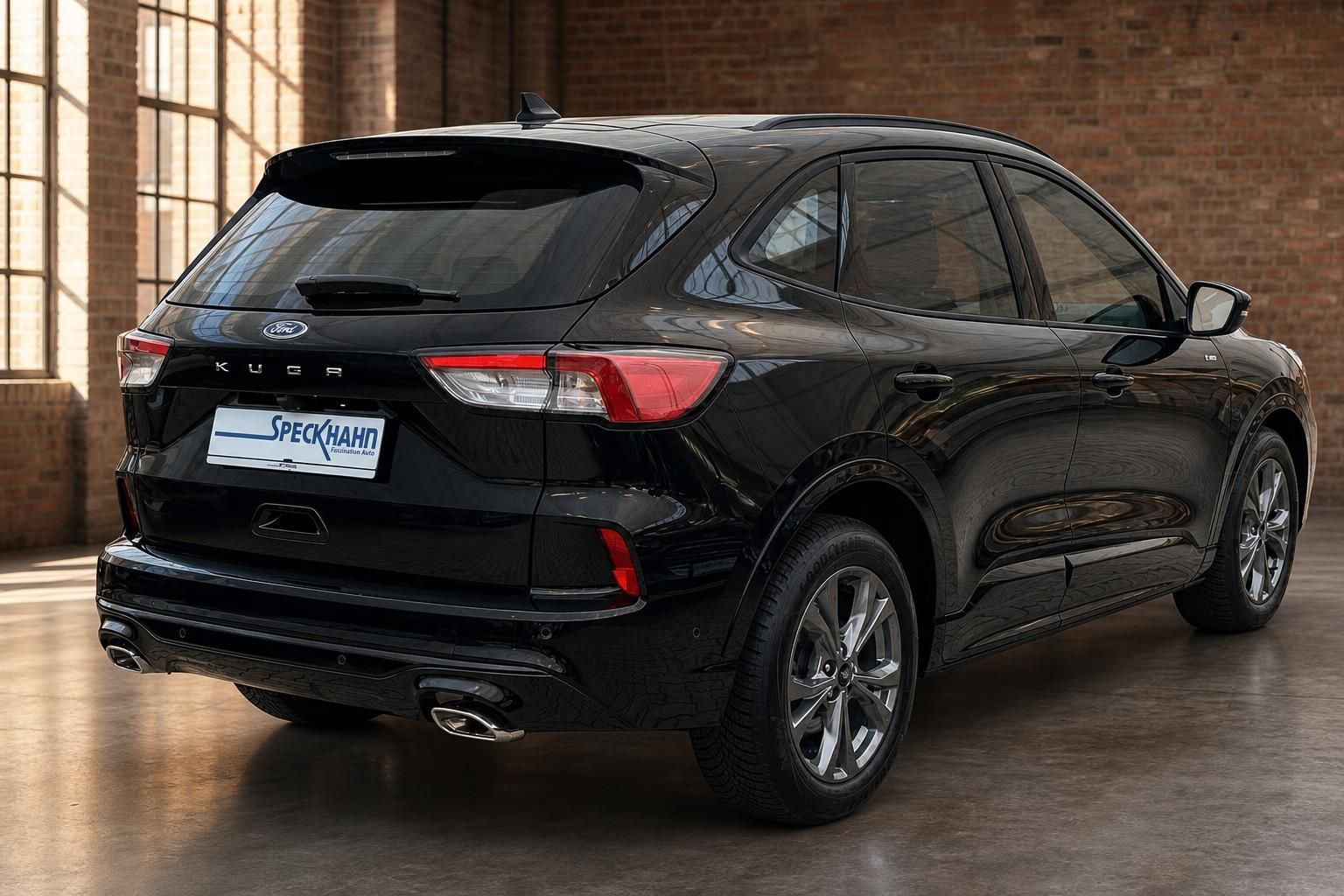 Ford Kuga schwarz Heck-Seitenansicht mit Leichtmetallfelgen